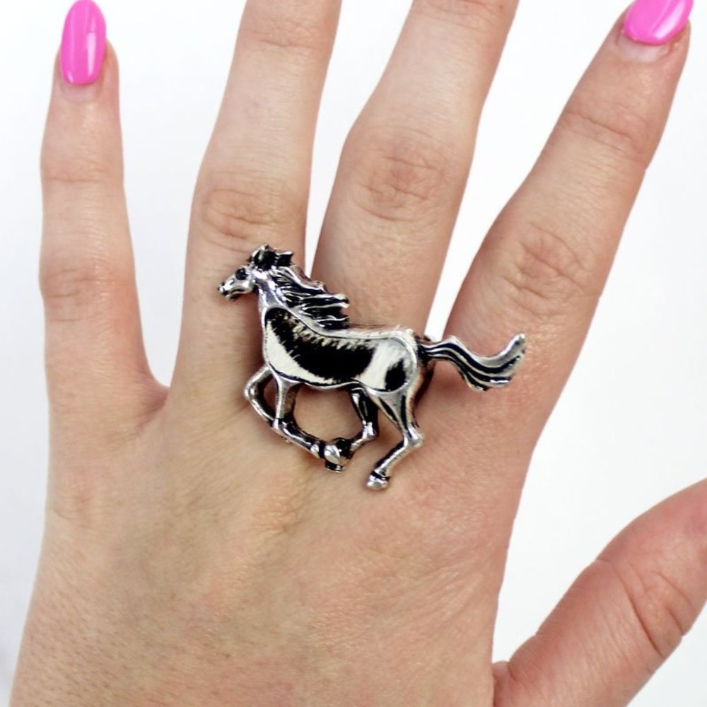 BESSIE GALLOPING HORSE SILVERTONE RING